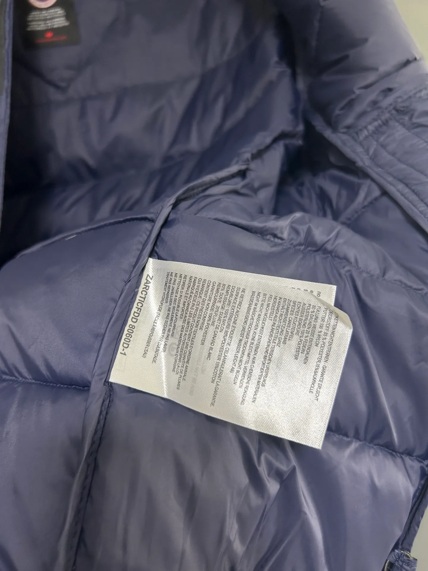 P660 CANADA GOOSE Canada Goose Crofton solid color hooded zipper outdoor warm rib down jacket 90 down filling 750 fill power Tajima embroidery white duck down short lightweight hooded down jacket jacket small zipper pocket on the chest side for storing things The Thorium AR hooded model is versatile, durable and warm. It can be used as a mid-layer in winter and winter, or worn alone. It can also be easily worn with hard-shell clothing in cold environments.     The fabric has been improved with AratoTM30 nylon fabric with fine texture, which is super warm and very wear-resistant. It is also treated with DWR, which can effectively prevent water and moisture.     DownCompositeMapping zone filling technology can reasonably allocate down insulation and synthetic insulation areas. The simple design of StormHoodM is made of synthetic insulation materials. Zippered hand pockets, inner zipper pockets. Combination of technology and technology. Lightweight and warm. Three-dimensional tailoring. Hooded design. Complete three-label accessories. What you see is what you get. Same style for men and women. Color: Navy Blue Size: M-3XL